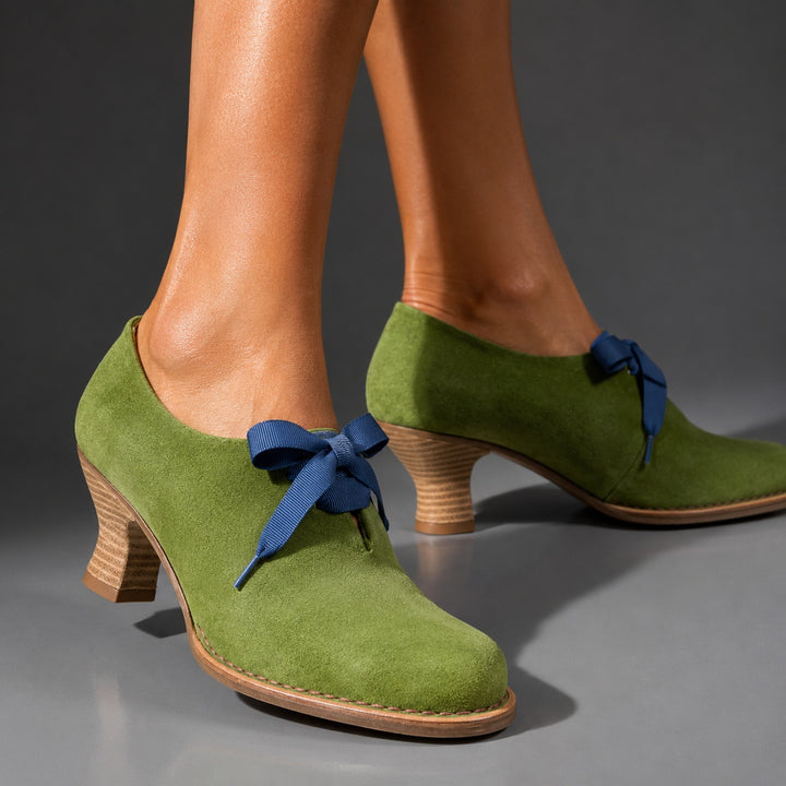 Grosgrain Ribbon Pumps — ce_brooklyn_s3_01