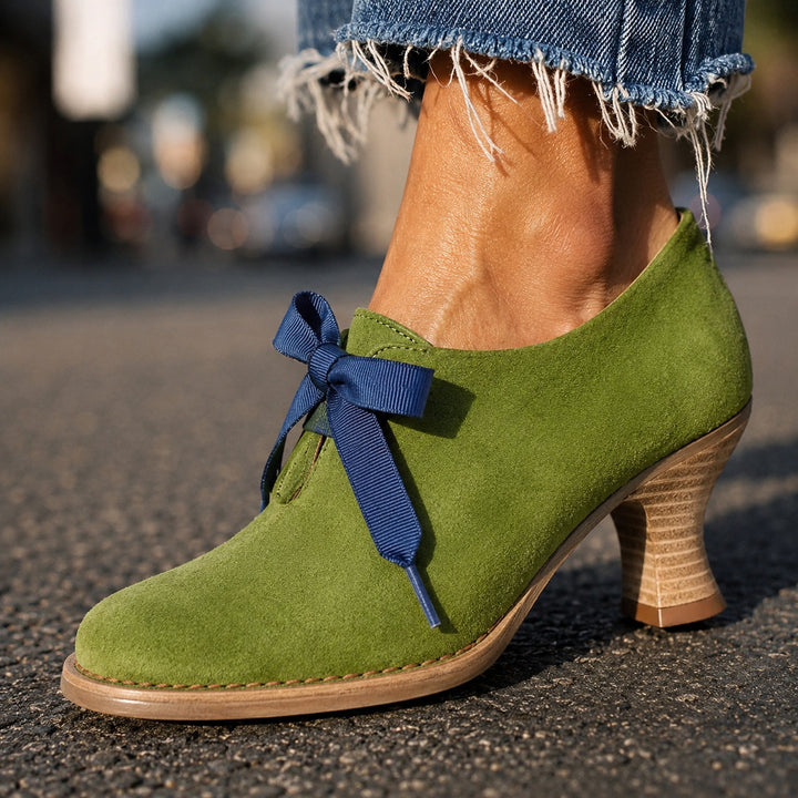 Grosgrain Ribbon Pumps — ce_brooklyn_s2_01