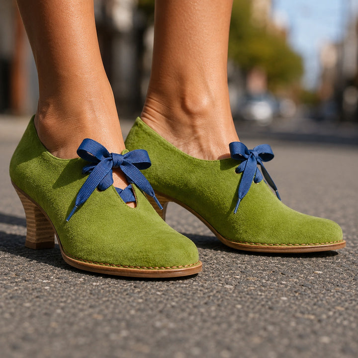 Grosgrain Ribbon Pumps — ce_brooklyn_s1_01
