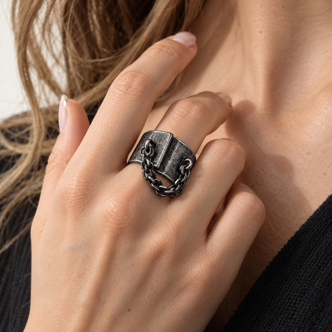 Prisoner Chain Signet Ring — ce_metastatic_01